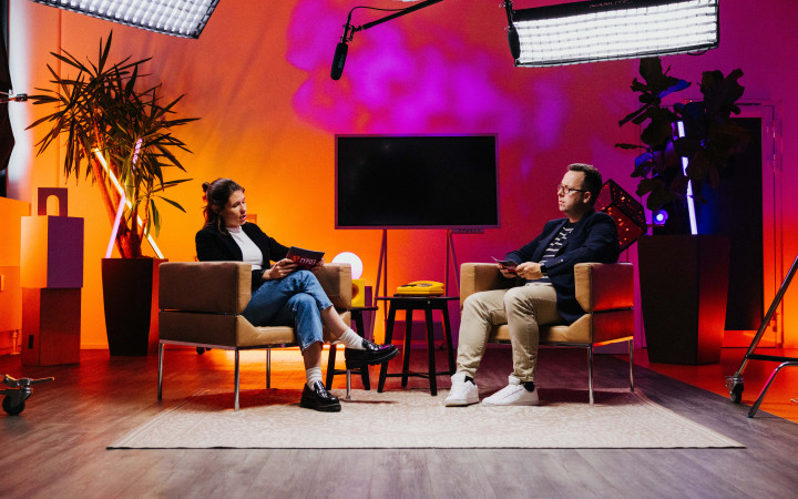 Moderator*innen am Filmset für die TYPO3 Release-Show. © paint the town studios